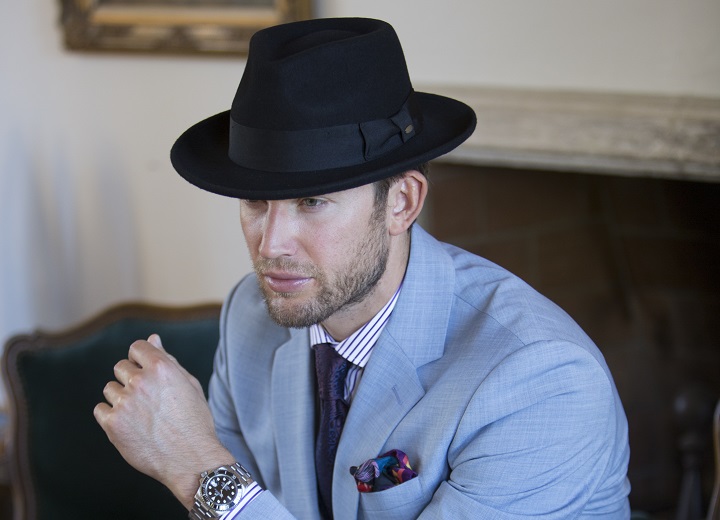 how to choose a black fedora fit, material, brim, and styling tips (1)