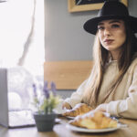 womens black fedora outfit ideas (1)