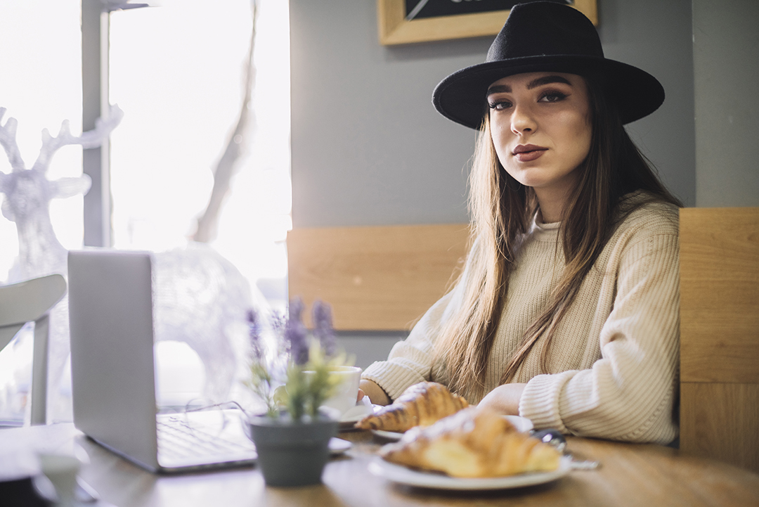 womens black fedora outfit ideas (1)