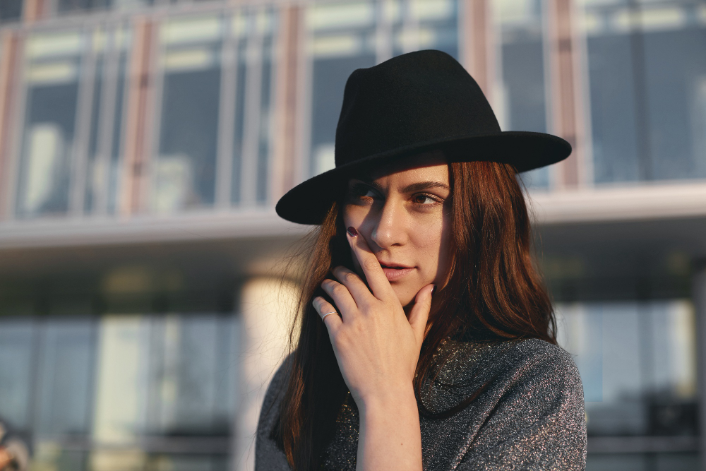 womens black fedora outfit ideas (2)